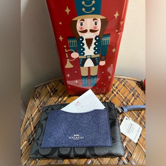 Coach NWOT Corner Zip Wristlet - Picture 1 of 4